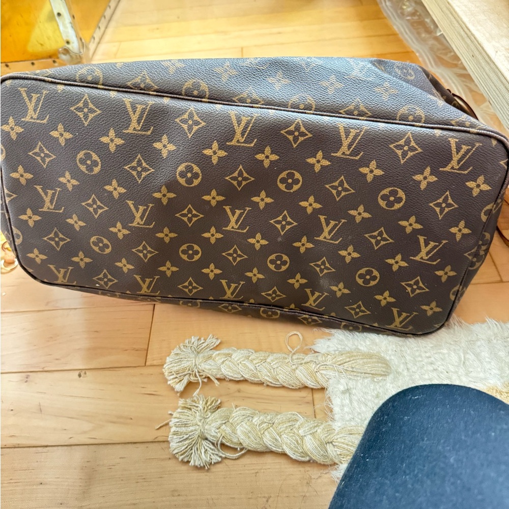 Authentic Louis Vuitton Neverfull GM - Picture 2 of 10